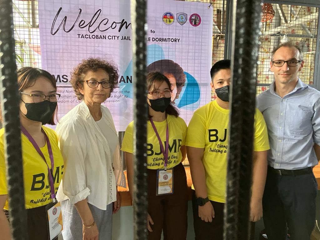 UN Special Rapporteur @Irenekhan visited former CEGP Eastern Visayas Coordinator Frenchie Mae Cumpio at the Tacloban City Jail Female Dormitory yesterday, January 27.

#FreeFrenchieMae
#FightToExpress

📸 UNSR Irene Khan