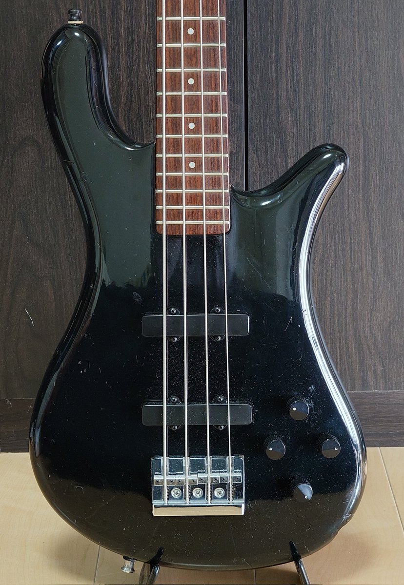 iSATY_130344's tweet photo. #フレッシャー の スペクター NS-2J コピーモデル (型番不明)
・サーキットは持ってた バルトリーニ #XTCT
・ポットはパーツ店で購入、黒いノブは他のベースから外した在庫、PUはヤフオクのノーブランド
・コントロールは(画像上から左回りに) ボリューム／バランス／トレブル／バス  に個人的に設定 https://t.co/KV7RPCOXH7