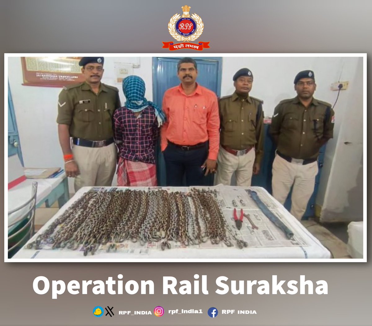 In a proactive move, #RPF Bhubaneswar arrested one accused with 48 seized berth chains.

This is a reminder to treat railway assets with care. Let's work together to ensure the safety and integrity of our railways.
#OperationRailSuraksha #FightingRailCrimes #SentinelsOnRails