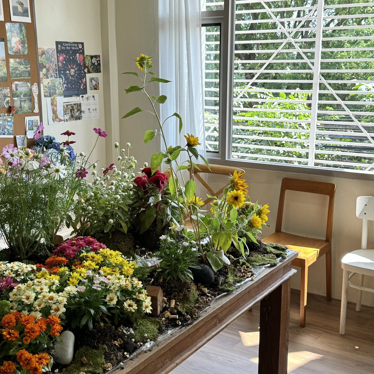 sfkkfs_'s tweet image. น่ารักไม่ไหว🌻 นิทรรศการดอกไม้ The Dancing Flower ที่ Flower in Hand By P. มีผลงานให้เดินดู 4 ชั้น mood ดีสุดๆ สวยๆทั้งนั้นเลย 💐;-; คนรักดอกไม้ใจฟู + มี workshop, คาเฟ่โกโก้และขนมด้วย ชอบมากๆๆ