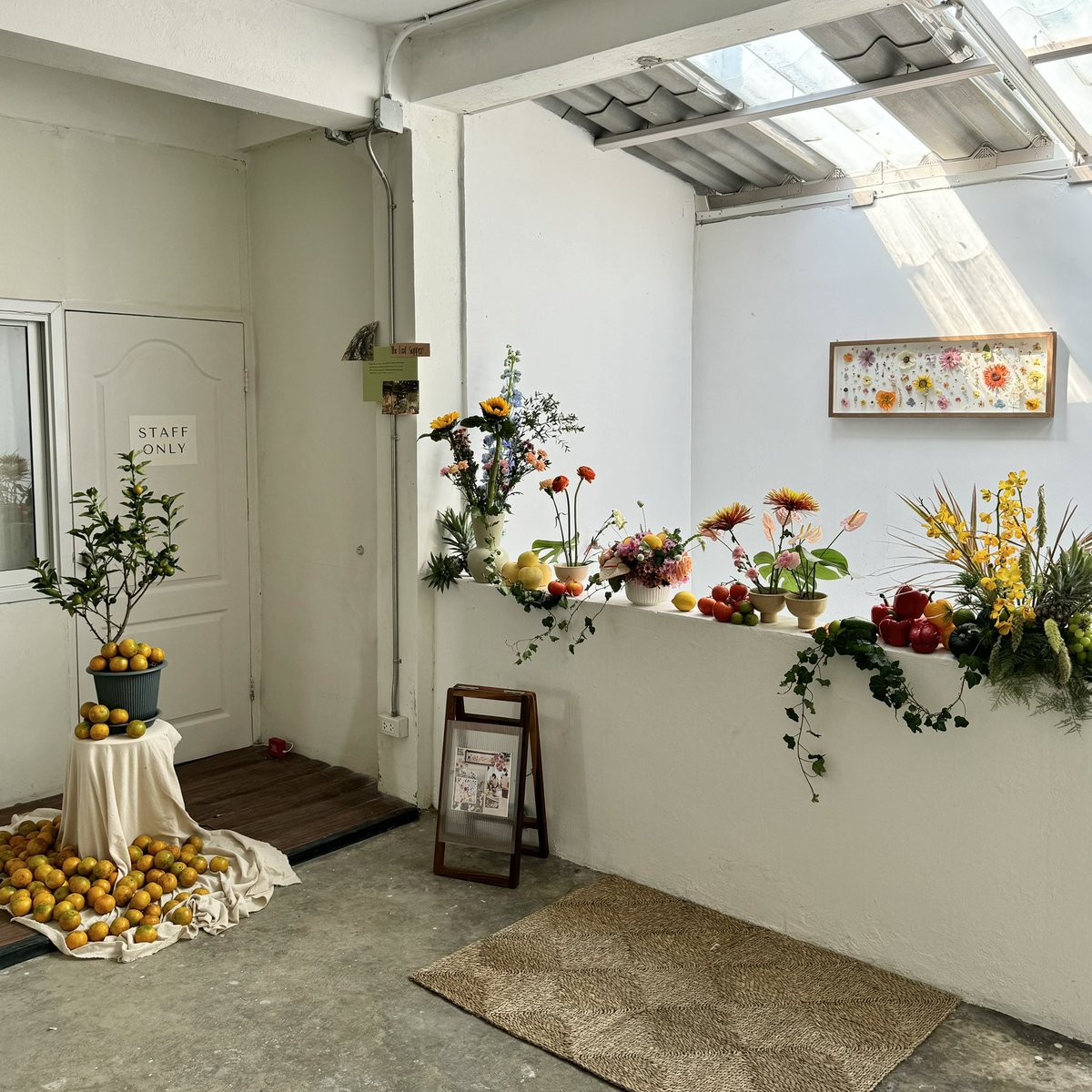 sfkkfs_'s tweet image. น่ารักไม่ไหว🌻 นิทรรศการดอกไม้ The Dancing Flower ที่ Flower in Hand By P. มีผลงานให้เดินดู 4 ชั้น mood ดีสุดๆ สวยๆทั้งนั้นเลย 💐;-; คนรักดอกไม้ใจฟู + มี workshop, คาเฟ่โกโก้และขนมด้วย ชอบมากๆๆ