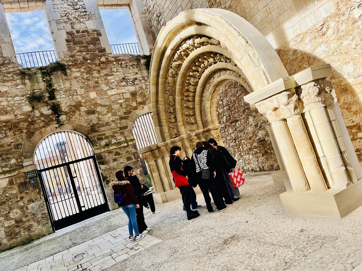 BalbasMarta's tweet photo. Burgos, 26 de enero 
Alumnos del @IesVela del departamento de Artes Plásticas visitan la Catedral, la Casa del Cordón (grabados de Picasso), el Monasterio de San Juan y la Politécnica. ¡Grandes experiencias!👌🎨👌📐¡día completo!👌 https://t.co/Wfghtvz8mf