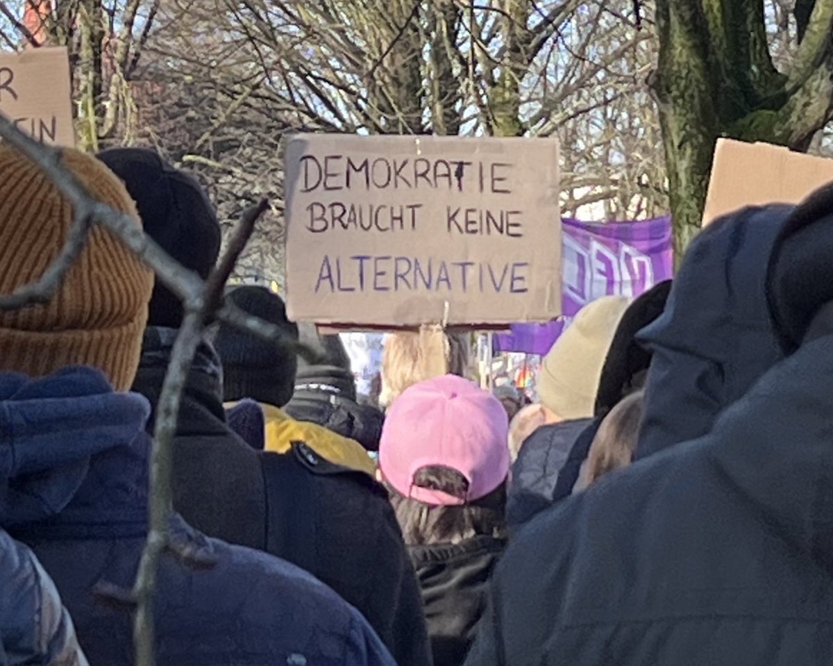 Gustave LeBon lehrte, wie Regierungen die Massen mit simplen Mitteln entfesseln können.

Nach langer Zeit erleben wir das in Deutschland leider erneut. Ein abgehörtes Privattreffen reicht, schon sind Wohnungsnot, Inflation, Degrowth und Massenimmigration vergessen.

Laut LeBon