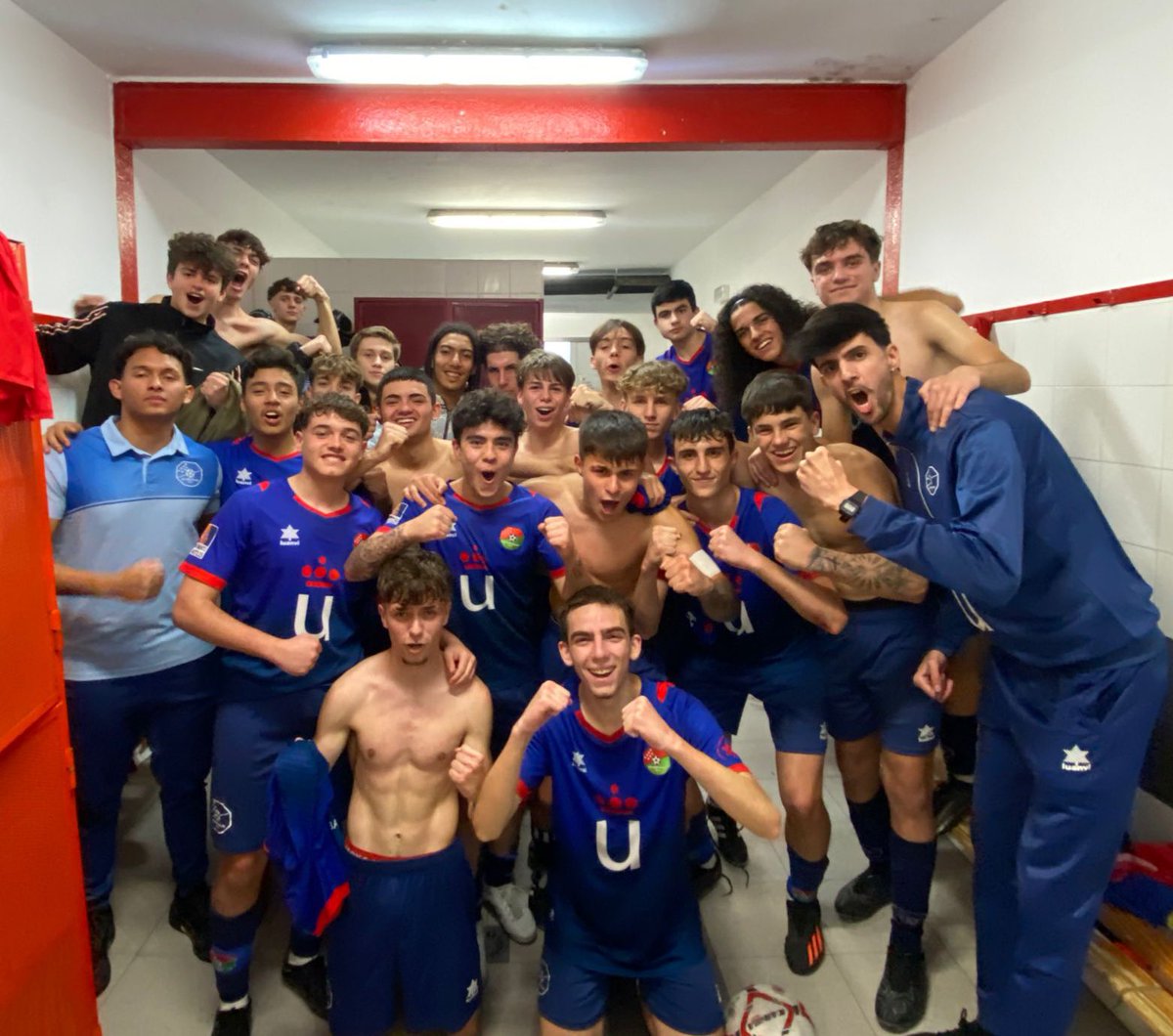 CanteraMostoles's tweet photo. 🔵 JUVENILES LIGA 

➖CF Fuenlabrada C 1-1 JUVENIL B | ⚽️ Ponce

✔️JUVENIL C 5-2 Yébenes San Bruno | ⚽️ V.  Sanchez, Hugo, Caro, Miranda y V. Sanz

✖️Seseña A 4-0 JUVENIL D

 ✔️JUVENIL F 3-2 Racing Villaverde | ⚽️ Jorge Gallü, Calleja y Blanco | 📸

#VamosMiMóstoles https://t.co/qQGFI9y9BT