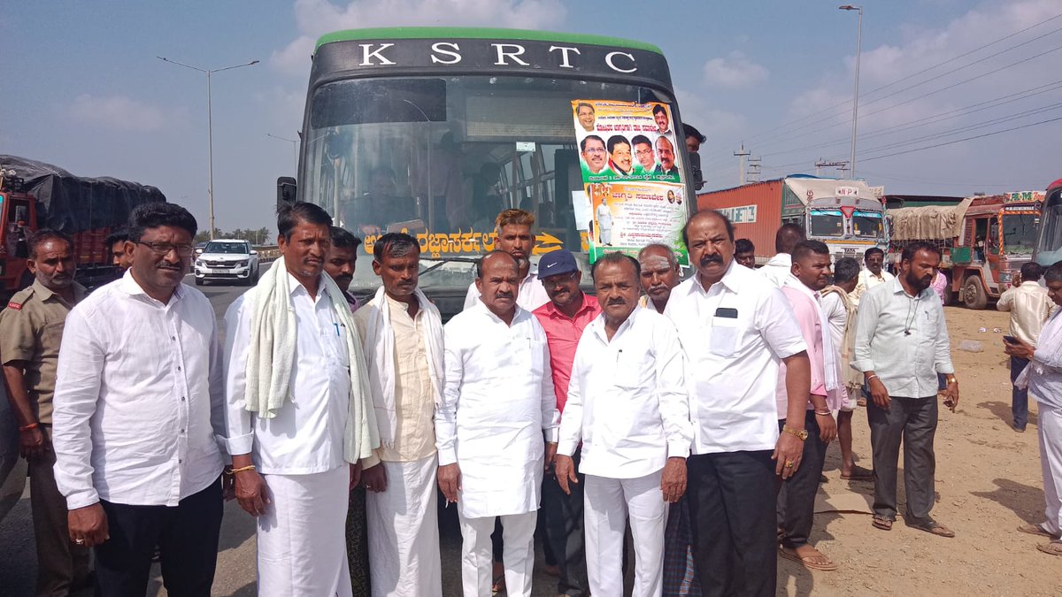 Ramappa_S_MLA's tweet photo. ಚಿತ್ರದುರ್ಗದಲ್ಲಿ ನಡೆಯುತ್ತಿರುವ ಕರ್ನಾಟಕ ರಾಜ್ಯದ ಶೋಷಿತ ಸಮುದಾಯಗಳ ಸಮಾವೇಶಕ್ಕೆ ಹರಿಹರ ವಿಧಾನಸಭಾ ಕ್ಷೇತ್ರದಿಂದ ಹರಿಹರದ  ಮಾಜಿ ಶಾಸಕ ಎಸ್.ರಾಮಪ್ಪ ರವರ ನೇತೃತ್ವದಲ್ಲಿ 57 ಕ್ಕೂ ಹೆಚ್ಚಿನ ಬಸ್ ಗಳಲ್ಲಿ ಸಾವಿರಾರು ಬಾಂಧವರು ಸಮಾವೇಶಕ್ಕೆ ತೆರಳಿದರು. @INCKarnataka @siddaramaiah @Dr_Yathindra_S @DrParameshwara https://t.co/d1VfINxpWQ