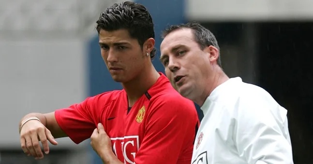 Coach_Temisan's tweet photo. The controversy that is 1 to 1 training.

Coaches tend to be on opposite sides.

Pro to grassroots players love them.

Even Sir Alex brought in René Meulensteen to focus on 1-to-1 training.

Whicher side of the fence you sit on...

➠ Here are 8 benefits. https://t.co/s0m5sTEkLk