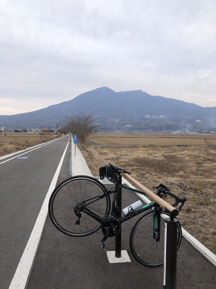 自転車漕ぐか、登山靴買ったので筑波山行くか、迷った末に筑波山見ながら自転車乗れるつくばりんりんロードに来た。