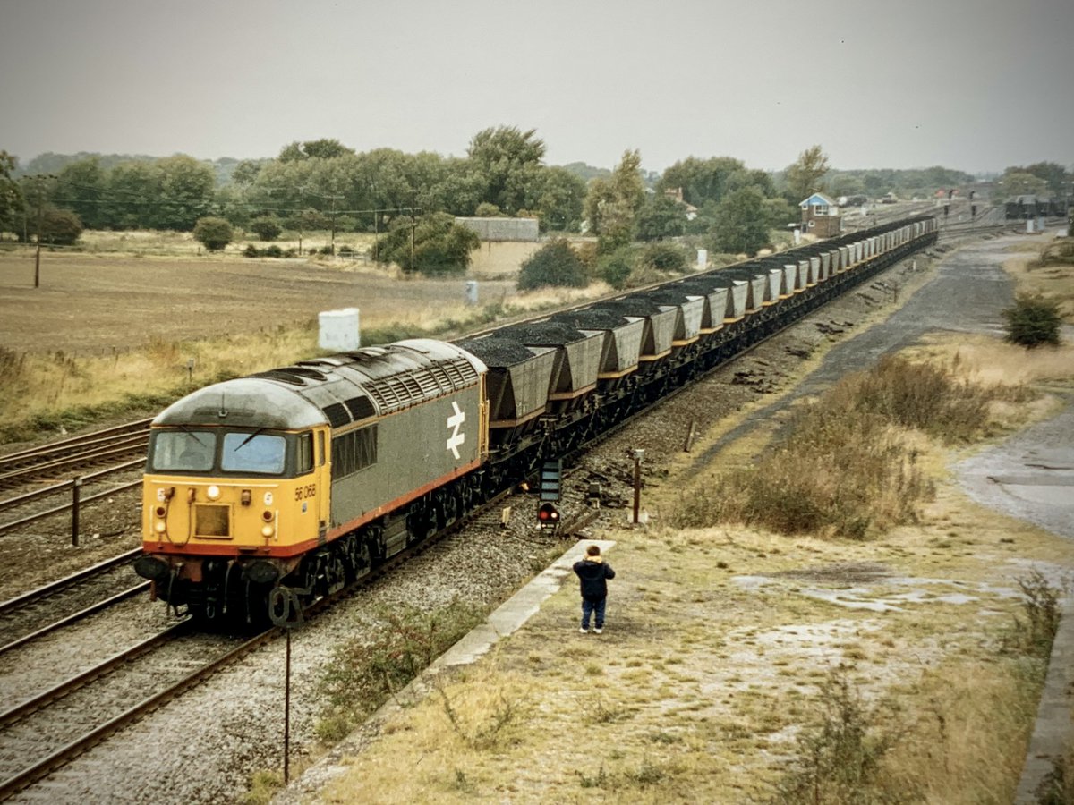 Morning everyone. A young fan looks on, as red stripe railfreight liveried 56068 shatters the peace with a fully loaded MGR train from Gascoigne Wood.
Hope you all have a great day whatever you’ve got planned.
#Class56 #Grid #RedStripeRailfreight #BritishRail #Trainspotting