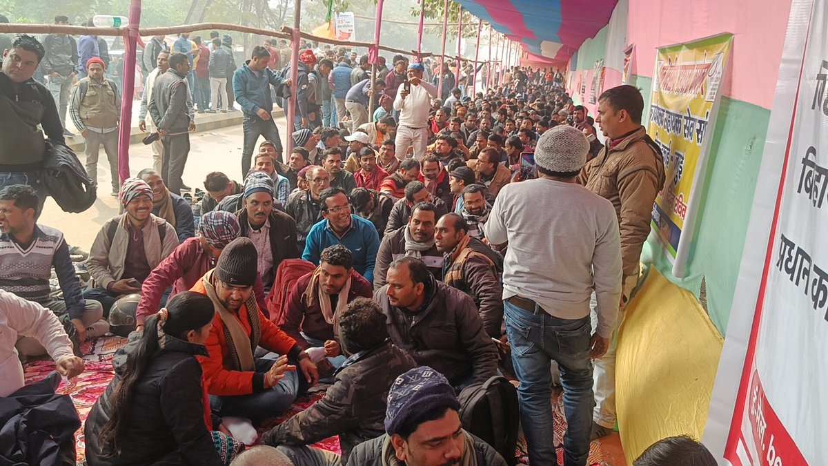 BEASABihar1's tweet photo. बिहार राज्य कार्यपालक सहायक सेवा संघ, बिहार के द्वारा पटना के गर्दनीबाग में एकदिवसीय महाधरना का आयोजन किया गया। उक्त आंदोलन में सभी कार्यपालक सहायकों ने आपसी एकजुटता का परिचय दिया। @abpbihar @CMBiharNK @jansuraajonline @laluprasadrjd @jansuraajonline @yadavtejashwi https://t.co/8CvPm7qREg