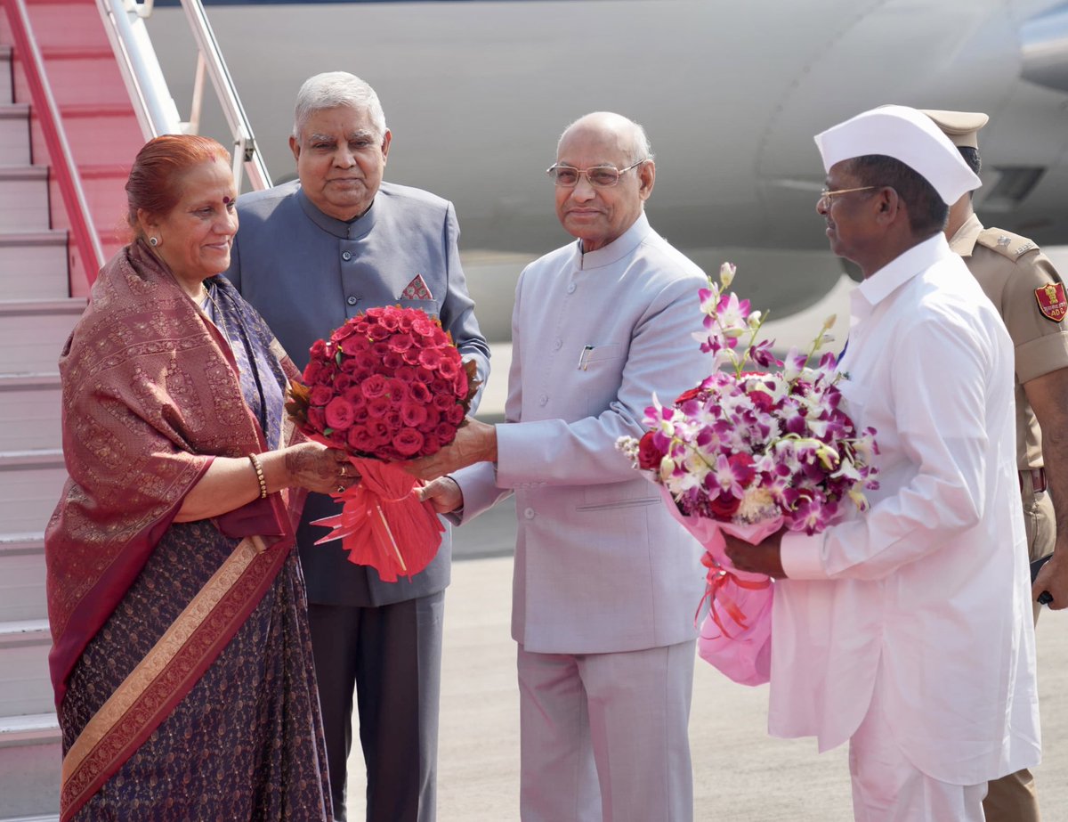 DDTamilNews's tweet image. துணை குடியரசுத்தலைவர் ஜக்தீப் தன்கரை மகாராஷ்டிரா ஆளுநர் ரமேஷ் பைஸ், மகாராஷ்டிர சட்டமன்றத்தின் துணை சபாநாயகர் மற்றும் பிற முக்கியஸ்தர்கள் வரவேற்றனர்

@VPIndia | @maha_governor | @DDNewslive

#VPvisit #VPinMaharastra #ddtamil