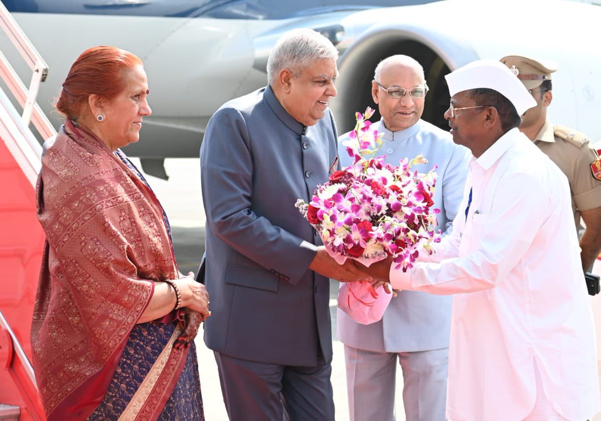 DDTamilNews's tweet image. துணை குடியரசுத்தலைவர் ஜக்தீப் தன்கரை மகாராஷ்டிரா ஆளுநர் ரமேஷ் பைஸ், மகாராஷ்டிர சட்டமன்றத்தின் துணை சபாநாயகர் மற்றும் பிற முக்கியஸ்தர்கள் வரவேற்றனர்

@VPIndia | @maha_governor | @DDNewslive

#VPvisit #VPinMaharastra #ddtamil