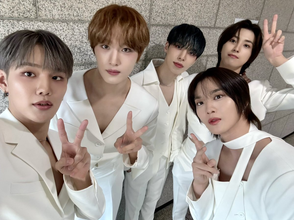 @ 240128 미니팬미팅
끝이 없는 파이(π) 값처럼 끝이 없는 픽스 사랑💙

#CIX #씨아이엑스 #BX #승훈 #배진영 #용희 #현석 #0_or_1 #Lovers_or_Enemies