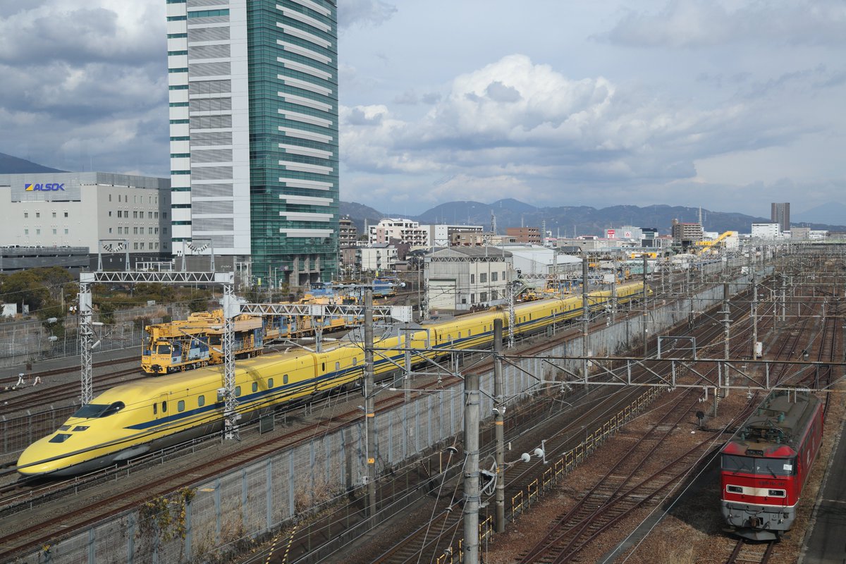EF5861KT's tweet photo. 2024.1.28
3983A 試運転
JR東海923形

温暖な静岡で北国からはるばるやってきた赤い電気機関車「レッドサンダー」EF510-20（富山機関区）がドクターイエローT4編成に対面

これを機に、静岡貨物の構内でEH200、EH500、DF200等JR貨物の機関車大集合に期待！ https://t.co/5eW4blhtsZ