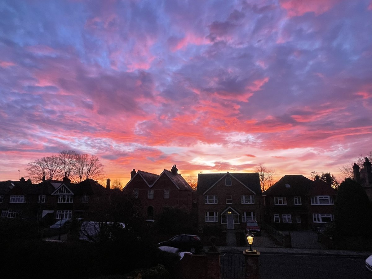 Such a beautiful sky to wake up to 🤩 #beautifulsky #sunrisephotography #photograghy #ThePhotoHour #StormHour