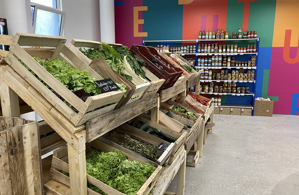 Ce matin, témoignage d'un agriculteur.
"On nous a dit, faites du bio, les consommateurs sont prêts à payer plus cher. Résultat ? On arrête le bio, personne n'achète.
On nous a dit, faites du circuit court, les consommateurs sont prêts à payer plus cher. On a monté une boutique de