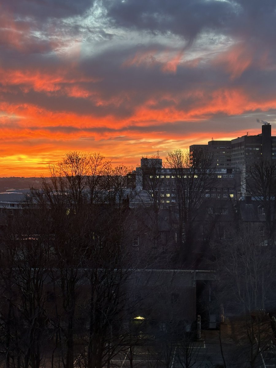 Not a bad view of the ‘shire this morning @STH_MSK #sunrise #sheffieldskies