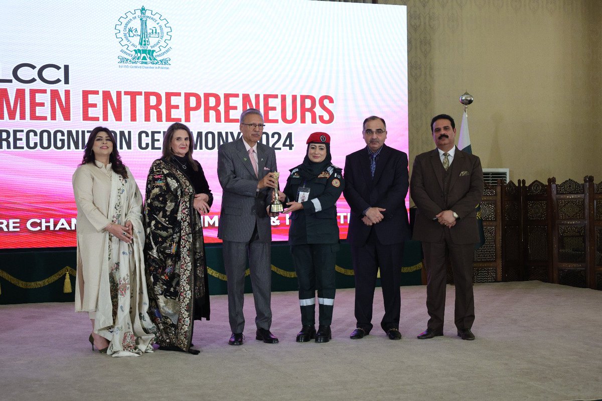 ShahnazDeeba's tweet photo. Prestigious Outstanding Women Leadership Award received from H. E @ArifAlvi @PresOfPakistan Thanks @LahoreChamber  for this great honour &amp; i dedicate this award to working women especially contributing in @pesrescue1122. Thanks to my organisation to make me able for this. https://t.co/BsxWvCDf0g