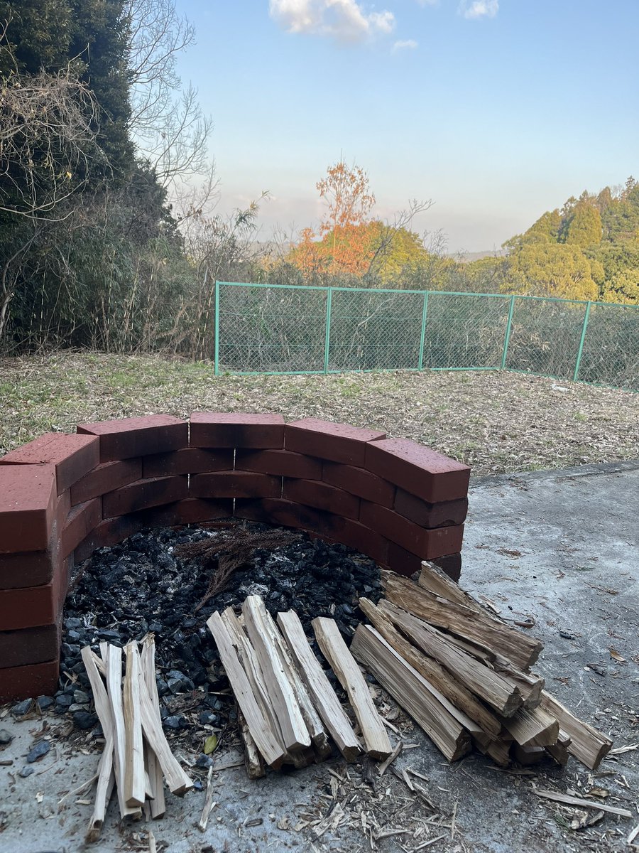 arashioblog's tweet photo. 毎日焚き火。

井桁型はやっぱ火力高いなぁ。

薪が少なくなって来たからそろそろ補充せねば。

#焚き火 #キャンプ #井桁型 #薪の補充 https://t.co/OG2oq6wGSV