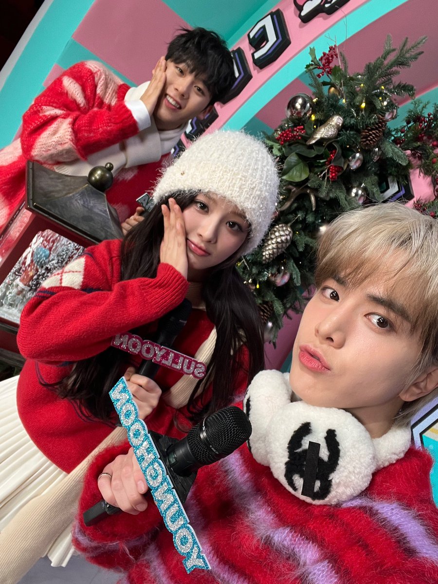 ㅤ
ㅤDressed up in red and white, we turned into the three Santas bringing Christmas joy your way. It was a pleasant day spending the holiday with the loyal Music Core audience. That day truly made it the best one ever!
ㅤ