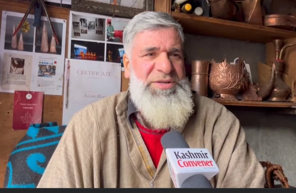 ErGulzar_'s tweet image. Reviving the Legacy: 
#Kashmiri Artisan Mohammad Aslam Bhat Saves the Dying Craft of #Copperware with zeal and lust and his new innovative ideas .
#Craftsman #Srinagar #Kashmir 
@BharatBush29761 @sanjukoul444 @santoshkashmiri @rtimuzaffar @IrshadCh_ @JNiloora @kralkoor