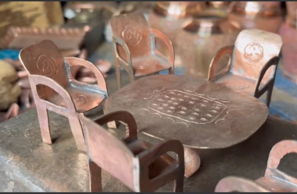 ErGulzar_'s tweet image. Reviving the Legacy: 
#Kashmiri Artisan Mohammad Aslam Bhat Saves the Dying Craft of #Copperware with zeal and lust and his new innovative ideas .
#Craftsman #Srinagar #Kashmir 
@BharatBush29761 @sanjukoul444 @santoshkashmiri @rtimuzaffar @IrshadCh_ @JNiloora @kralkoor