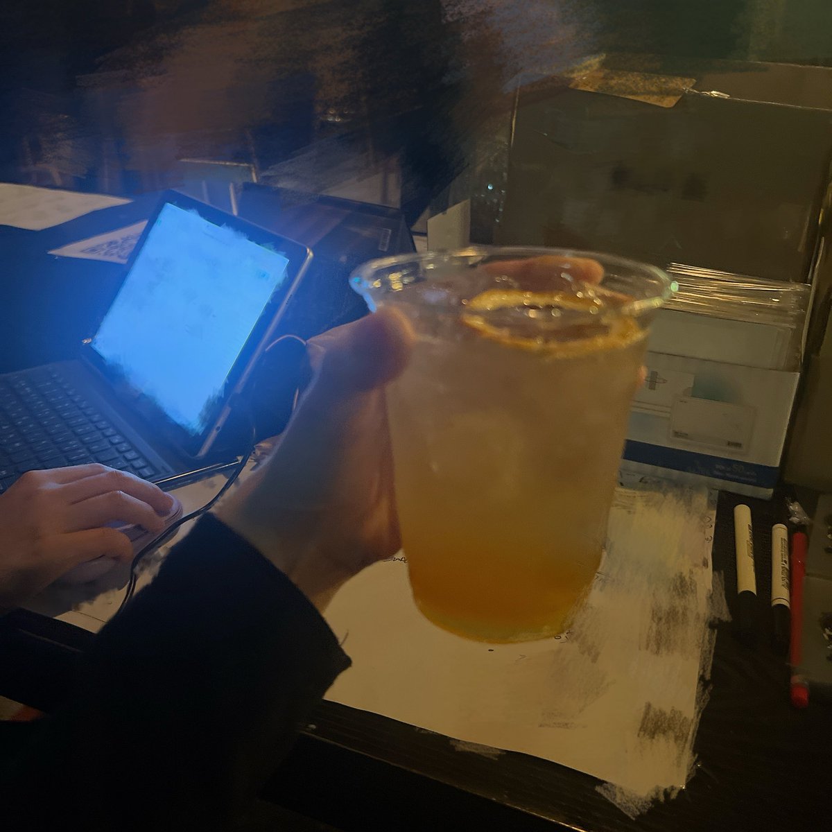 leesyuna_'s tweet image. #타임아웃_작전성공

판매스탭으로 함께했던 슈나입니다~!
오랜만에 하는거라 긴장했었지만 함께한 우리 일반스탭 가좍들과 코스스탭분들,주최진까지 여러분야에서 도움을 많이 받고 천사 같으셨던 손님분들 덕분에 별 문제 없이 제 역할을 끝낼 수 있던 것 같아요 감사합니다🫶💕