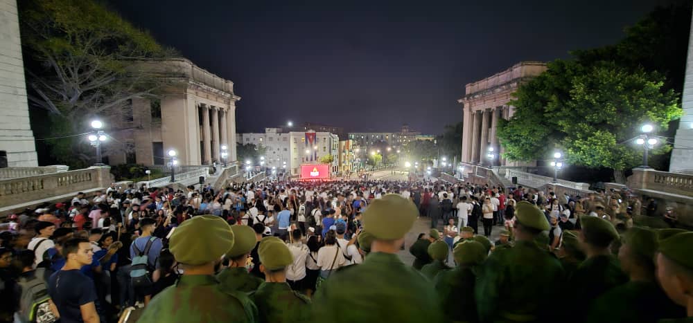 #MartiVive en el 171 Aniversario de su natalicio. En Londres también:  "Nuestra América" reflejada en #LatAmerica24 mientras se preparan las antorchas para la marcha!  #ConElMismoFuego "Haga cada uno su parte del deber, y nada podrá vencernos". Lo dijo #JoseMarti.