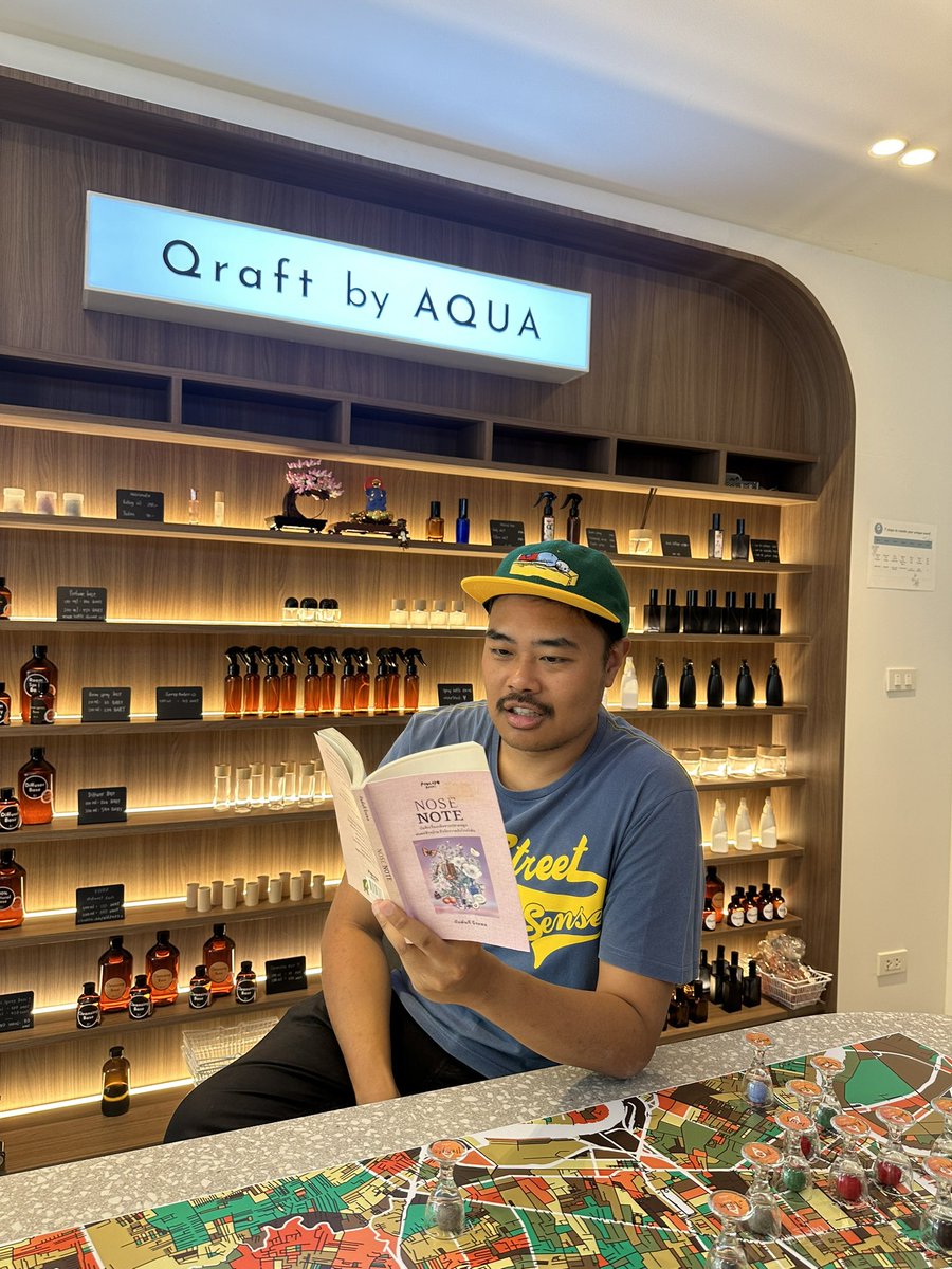 JakkritTomTom's tweet photo. และนอกจากนั้น คุณน้ำยังมีผลงานหนังสือเล่าเรื่องกลิ่นในบริบทต่าง ๆ ด้วยอ่านสนุกมากกกกก ชื่อเรื่อง #NoseNote ใครสนใจเรื่องกลิ่นก็สั่งซื้อได้เลยที่ https://t.co/5dtXIiLHGS [#aff] 

สุดท้าย ขอชวนทุกคนไปดมกลิ่นย่านต่าง ๆ กัน สนุกและเปิดประสบการณ์ใหม่ ๆ ได้ดีมากเลยครับ :) #BKKDW2024 https://t.co/Czi2JfeV9M