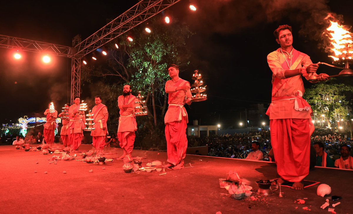 And the piece de résistance of the #SAMALEIProject inauguration- Mahanadi Aarti celebrating the Goddess and the River so closely associated with her. 

Fin.