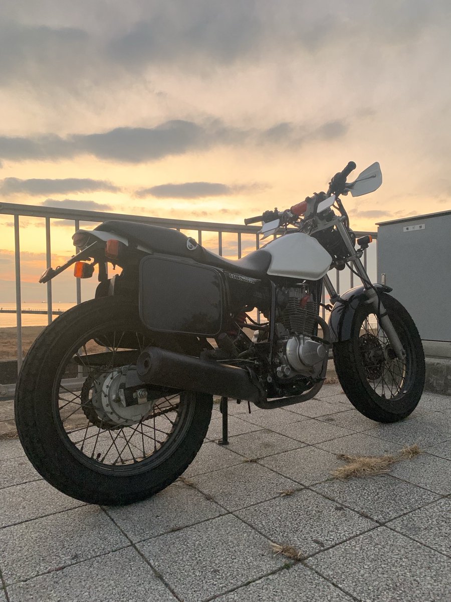 ryoskydunk's tweet photo. 少し陽がのびたかな…🌇
#心地よく
#安全運転
#HONDA 
#ftr223
#夕焼けツーリング https://t.co/37nQEc9IRv
