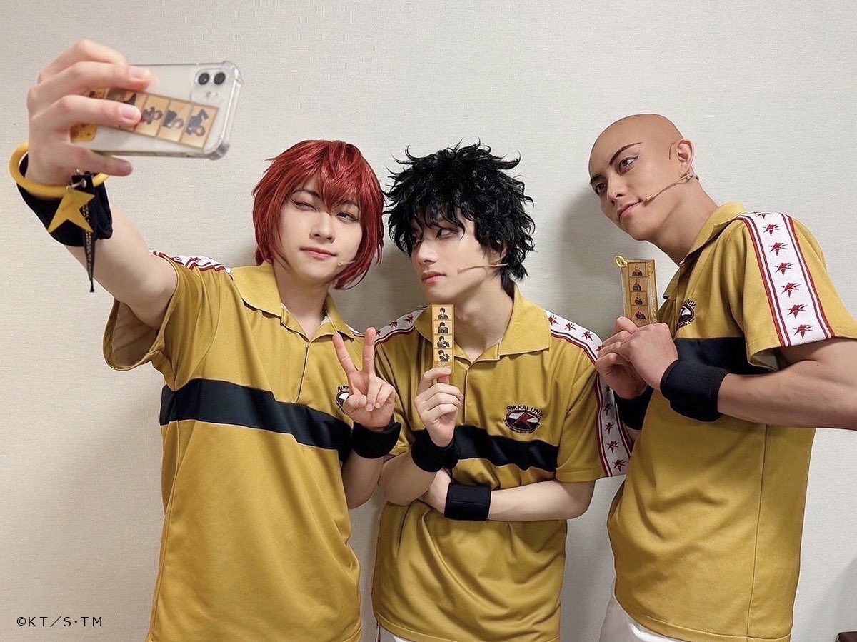 TennimuNews's tweet photo. 【#テニミュ グッズ情報】
丸井くん・ジャッカルくん・切原くんにグッズを紹介してもらいました✨
切原くんが手にしたフォトカードは…？
そしてクリアポーチにフォトカードを入れたジャッカルくんと、手首にかけてフォンタブストラップを使いこなす丸井くんも集まって記念写真をパシャリ📸 https://t.co/UZ9qu9v4Qx