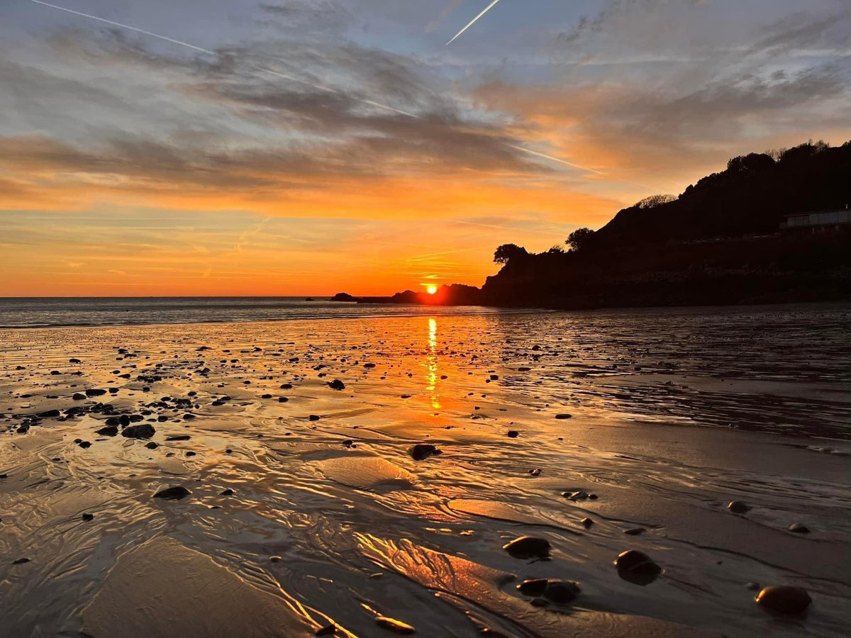 Spend this Sunday in one of the many landscapes of the Jersey National Park, for a rewarding week ahead 🌅 Where will the day take you? Jerseynationalpark.com/wheres-park/ 📍Anne Port 📷 Cindy Marques #CoastalCalm #NatureNurtures #ScenicSundays #ExploreMore #DiscoverJersey