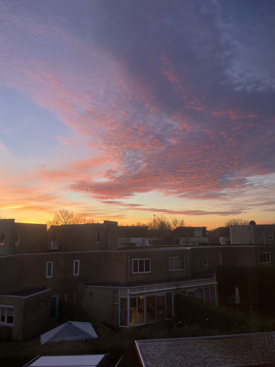 Fraaie zonsopkomst. Heerlijk om er even op uit te trekken op de deze ZONdag #voorjaarvibes #zon #loveit #genietvandekleinedingen