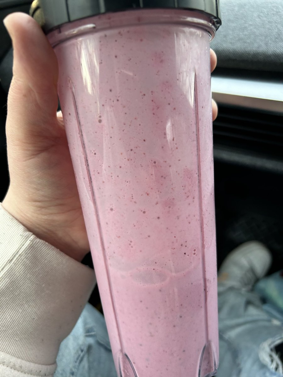 Kiimlfc93's tweet photo. Berry smoothy on the way to the zoo ππ #killtheflu https://t.co/MiQ3jFpx1B