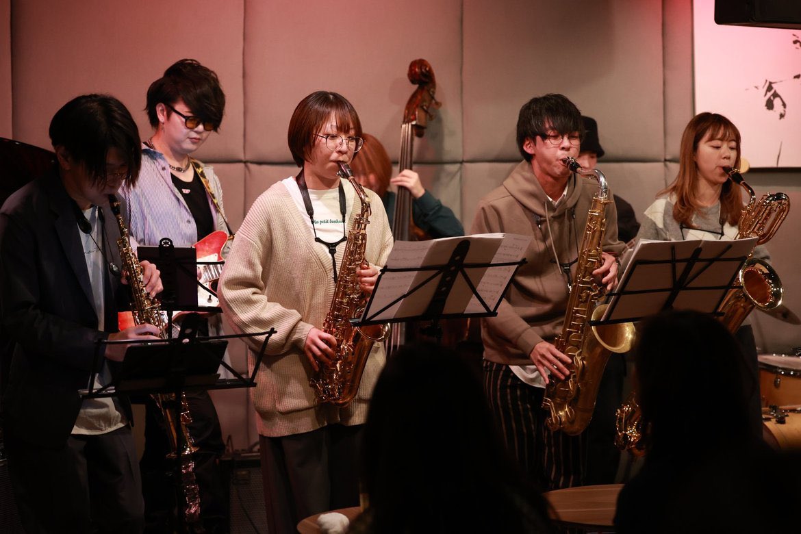 BounoSax4's tweet photo. 事後報告になりましたが、メンバーの立川慎也のバースデーライブでBounoのメンバーも揃って演奏に参加してきました！
しんやーおめでとう🎊

実はそこで次回のBounoの単独ライブの日程も告知しちゃった！！

05月25日(土)JPOPパーティします！！宜しくお願いしまっ！！※詳細は後日で https://t.co/momebtGKLV