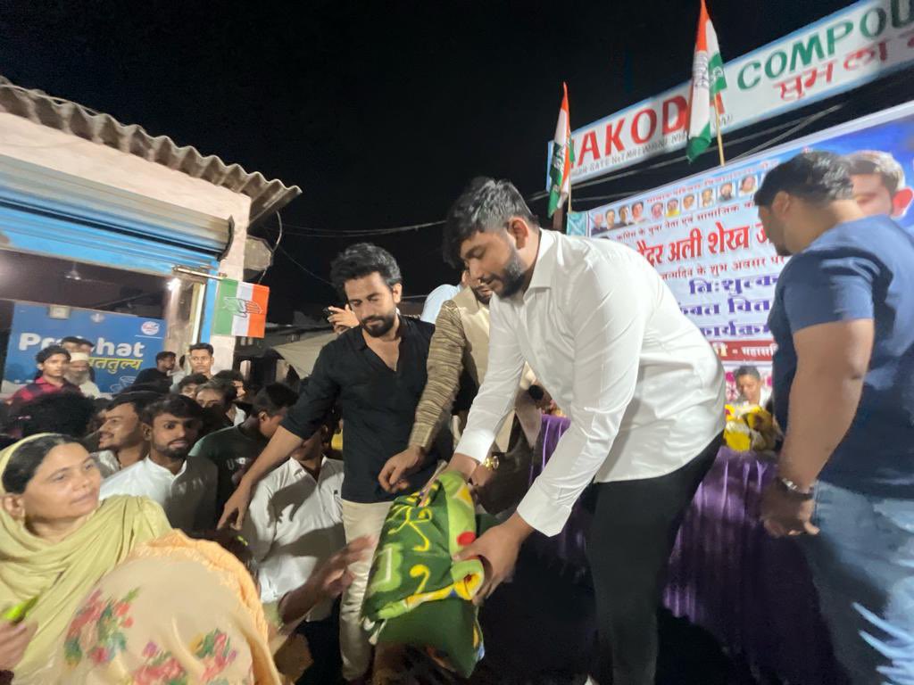 shaikh_haiderr's tweet image. कॉंग्रेस उत्तर मुंबई जिल्हा सचिव बब्बू सिद्दीकी यांनी माझ्या जन्मदिनी ब्लॅंकेट्स वाटपाचा कार्यक्रम आयोजित केला होता. या कार्यक्रमाला उपस्थित राहून वाढदिवसाच्या शुभेच्छा स्वीकारल्या.
.
.
.
#forthepeople #socialcause #mumbaicongress #malad #malvani #haideraliaslamshaikhofficial