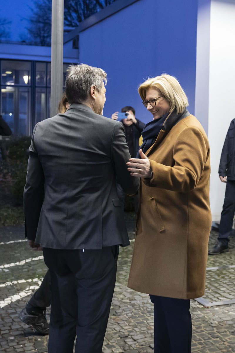 BMWE_'s tweet image. Am Freitag reiste Bundesminister #Habeck weiter in das Saarland.

Der Weg zur #Klimaneutralität im Saarland, er ist zu spüren: 
Hier ist der Wille da, der Stahlindustrie und damit den Stahlarbeiterinnen und Stahlarbeitern eine Zukunft in Deutschland zu geben. (1/3)