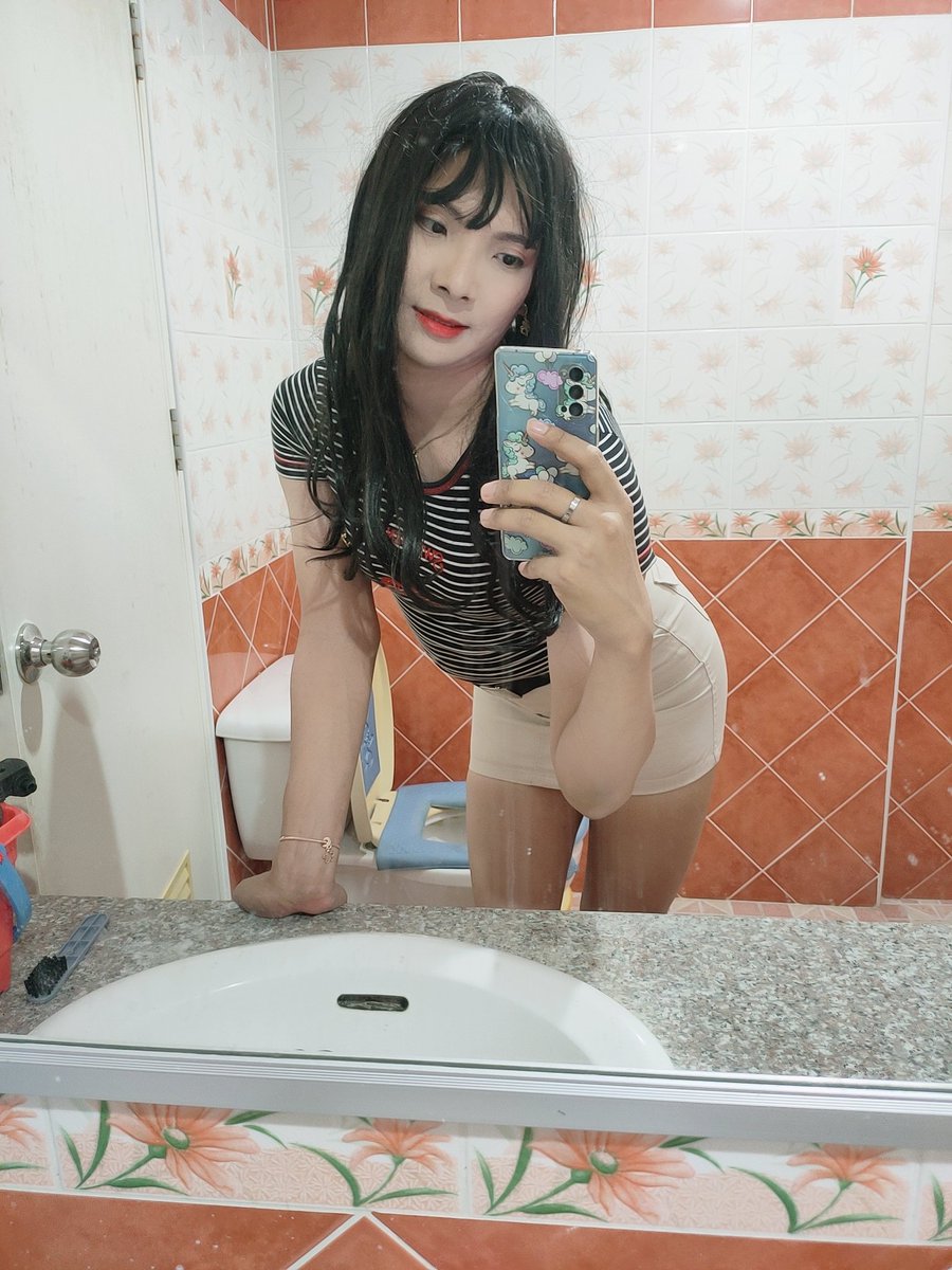 1 ใน ชุดยูนิฟอร์มที่อยากใส่ที่สุด ในที่สุดก็ได้ใส่แล้ว ขอบคุณ #เพื่อนสาว ใครอยากกินไอติมบ้าง มาที่ห้องได้นะ #crossdress #swensens #ฟิน