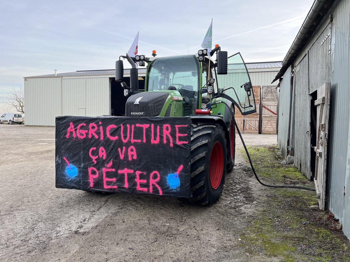 #agrisouspression ravitaillement en #Gnr pour repartir sur les barrages 
#onmarchesurlatete 
⁦@fnsea45⁩ 
⁦@Sebastien_Mery_⁩ 
⁦@AGPM_mais⁩ 
⁦@AGPB_Cerealiers⁩