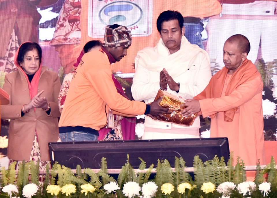 SBM_UP's tweet photo. मा० मुख्यमंत्री @myogiadityanath  जी द्वारा @NagarNigamGkp के सफाई मित्र कल्याण कोष से 04 मृतक सी०एल०सी० कर्मचारियों के परिवारजनों को रू 01-01 लाख का चेक प्रदान किया गया । सांकेतिक रूप से सफाई मित्रों को टिफिन एवं यूनिफार्म का वितरण किया गया l https://t.co/56rU5QyFcg