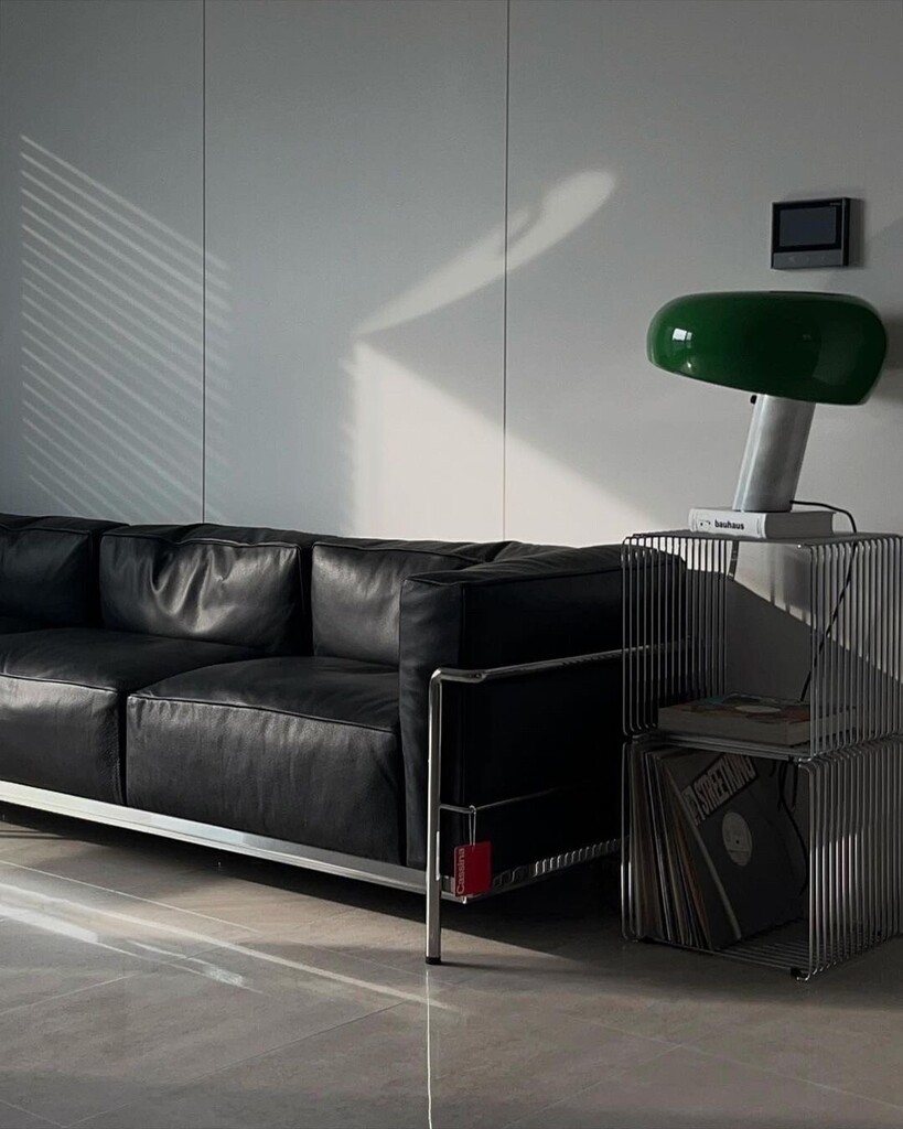 industrial_WW's tweet photo. Cassina LC2 Sofa by Le Corbusier, Flos Snoopy Lamp by Achille & Pier Giacomo Castiglioni, Montana Panton Wire & ClassiCon Adjustable Table by Eileen Gray.
📸 @honghyokyung
#bauhaus #interiordesign #lecorbusier #cassina #flos #classicon #montana #bauhausdesign #industrial https://t.co/HL3JGXUoWm