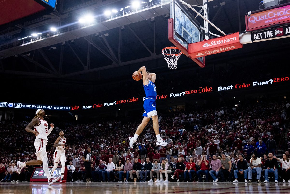 Reed Sheppard throws down a dunk in the Cats 63-57 win over the Hogs in Fayetteville.

#bbn #weareuk #kentucky #GoBigBlue