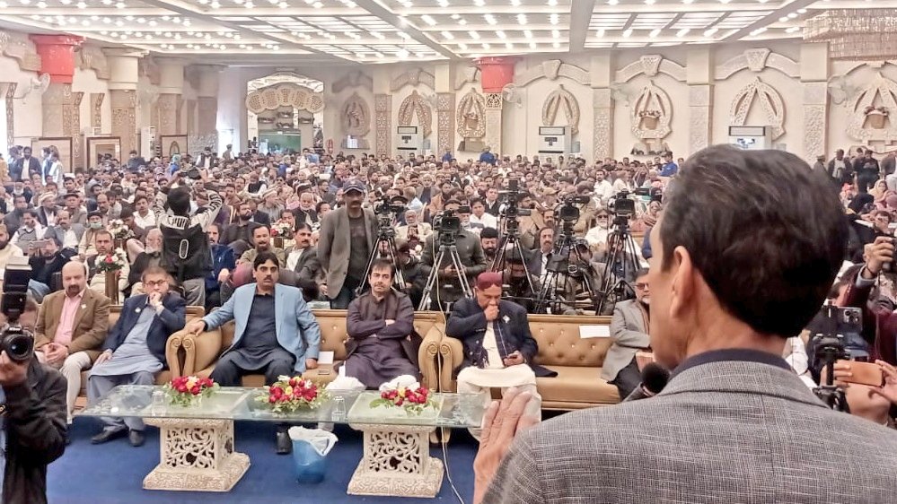 nibras_zafar's tweet photo. ایم کیو ایم پاکستان ڈسٹرکٹ حیدرآباد کی جانب سے مقامی بینکیوٹ میں حیدرآباد شہر کے معززین کو دیے گئے ظہرانہ مین کنوینئر ڈاکٹر خالد مقبول صدیقی بھائی و اراکین رابطہ کمیٹی سید سہیل مشہدی بھائی، دلاور قریشی بھائی، وسیم حسین بھائی نے ڈاکٹر عرفان گل مگسی بھائی کے ہمراہ شرکت کی،
پروگرام میں شہر حیدرآباد کے نامور سماجی، فلاحی انجمنوں کے رہنماؤں،دانشور،ادیب، شعراء،پروفیسرز، ڈاکٹرز، انجینئرز ، وکلاء ،بزنس کمیونٹی،تجریہ نگار ،کالم نویس، صحافی برادری ، کھلاڑی اور مختلف مکاتب  فکر کے علمائے کرام سمیت تمام شعبہ ہائے زندگی سے تعلق رکھنے والے افراد نے بہت بڑی تعداد میں شرکت کی۔
 @2mushadi

#MQMPakistan