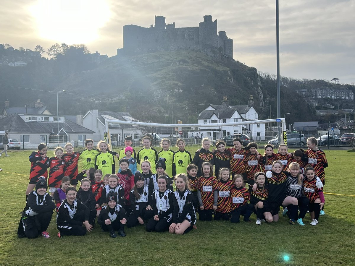 CPDMerchedPort's tweet photo. Under 11’s 🔴⚫️
This morning we hosted a @nwgfootball round robin at @ysgolardudwy with @LlandudnoFC &amp; Ogwen Tigers in attendance. Great morning of football with everyone enjoying ⚽️

@FAWales @NWCFAOfficial @CPDPorthmadogFC @midge061277 https://t.co/qj9SLbkCaY