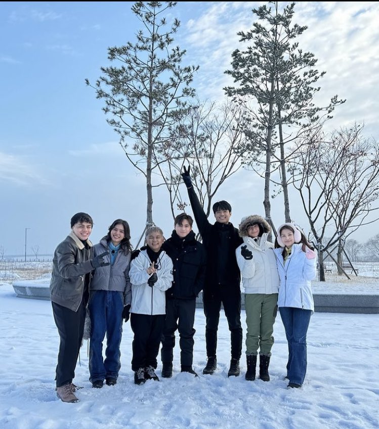 Runners in Korea! 💙💛

@kkydsnts @angelguardiaaan @mikaeldaez @lalexigonzales @glaizaredux @BuboyVillar1 @MiguelTanfelix_ 

#RMPhWinterIsComing
#GeKoy