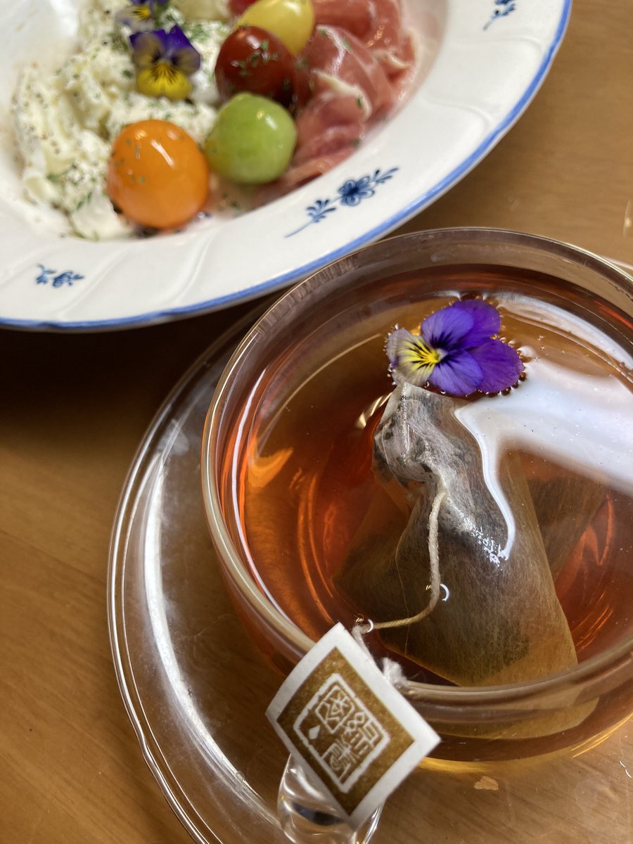 BYJK2020's tweet photo. 生ハムとバルサミコ酢とカラフルトマトとモッツレラチーズのカプレーゼ
ほうじ茶と食べられるお花
エディブルフラワーのビオラ https://t.co/o2FzWdQq1g