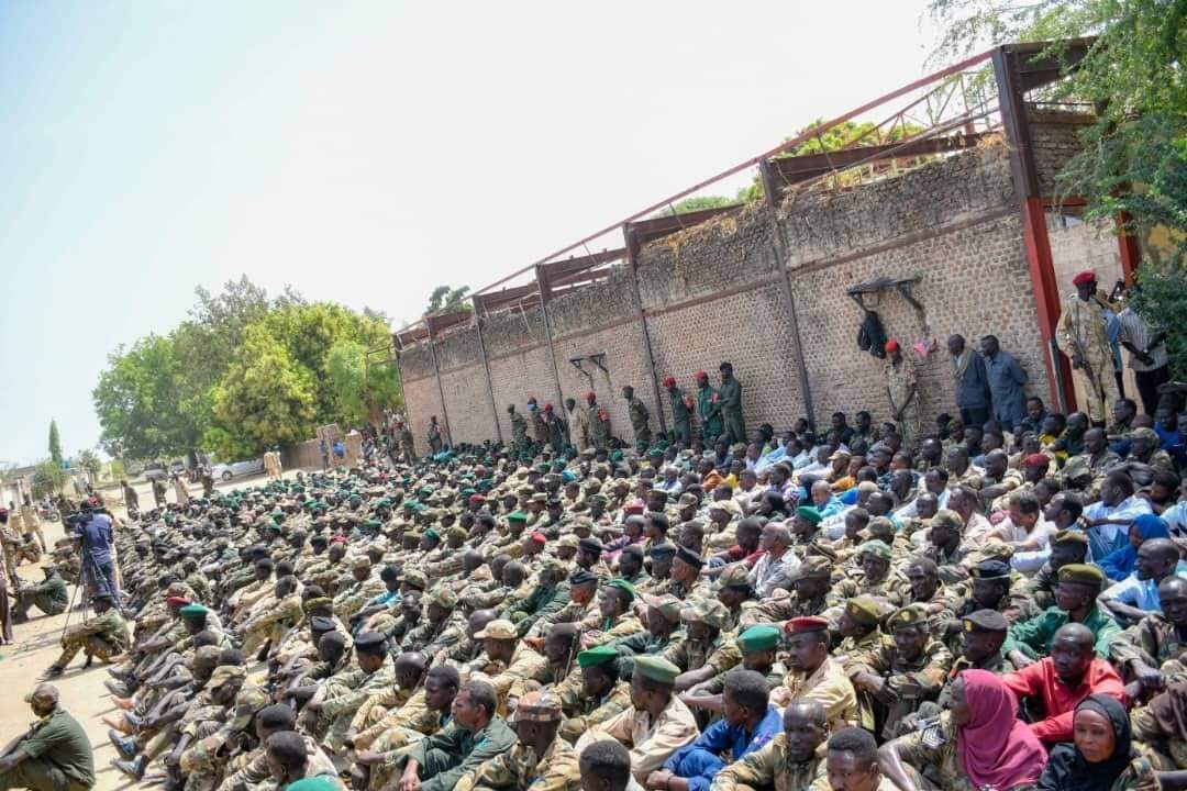 بل من كل الاتجاهات نهااااية الجنجويد في السودان 
🔥🔥🔥🔥🔥
الجيش الشعبي جناح عقار يودع دفعة جديدة متوجهه إلى مناطق العمليات للمشاركة في دحر تمرد مليشيا #الدعم_السريع المتمردة.
نصرٌ من اللهِ وفتحٌ قريب