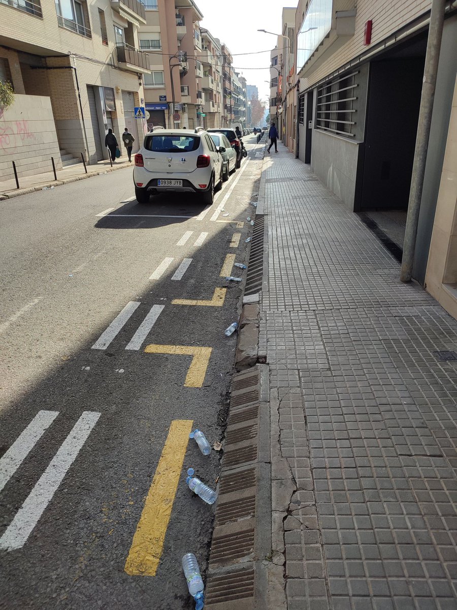 AKrrsk's tweet photo. A part de tallar mitja ciutat, algú es pensa fer responsable de la neteja? @MitjaTerrassa @ajterrassa @jordi_ballart https://t.co/eEwByWyuBw