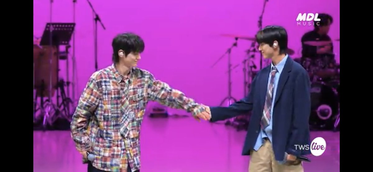 ayukihee's tweet photo. #itsLive_event_TWS 
 투어스 데뷔 축하합니다~ 
처음엔 그냥 보는 마음으로 영상을 켰는데 멤버들의 에너지에 이끌려 다들 너무 좋았어요!🥳🥰🥰
（나는 개인적으로 신유랑 한진 파트가 제일 좋아 꽃길 걷자!  😘 https://t.co/OHoIeCFRri