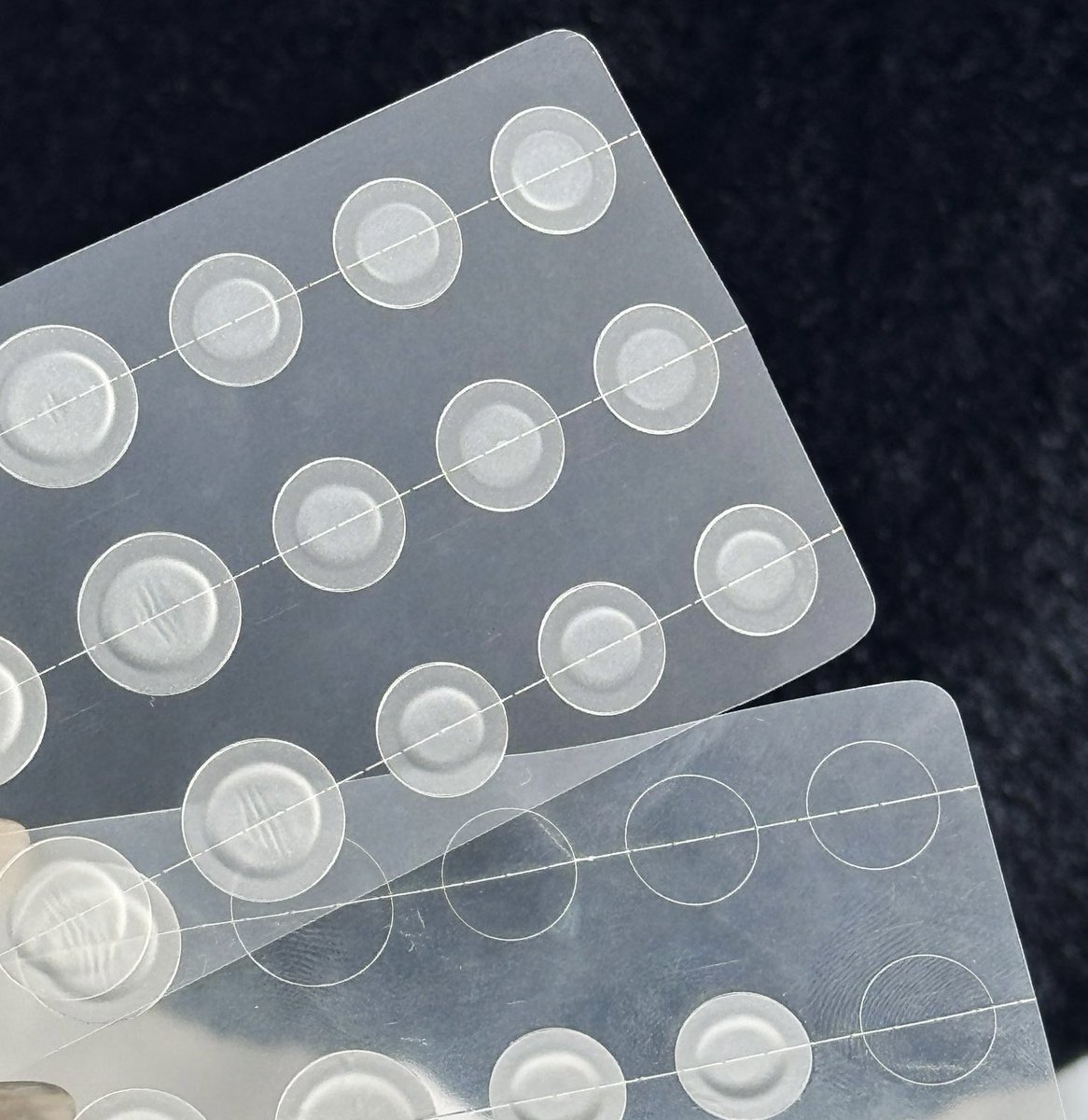 มีใครลองแผ่นแปะสิวสีฟ้าของเคียวร์ซิสอันนี้ยัง ตอนแรกไม่คาดหวังเพราะส่วนใหญ่ใช้ยี่ห้ออื่นแล้วผิวมันจะหลุดก่อน แต่ยี่ห้อนี้ติดแน่นมาก เหงื่อออกก็ไม่หลุด นอนก็ไม่หลุด บางทีลืมแกะเลย 55555 แถมเนียนไปกับผิวเลย ดูดหนองสะใจ สิวบวมๆ ปวดๆ ก็รส.เจ็บน้อยลงนะ